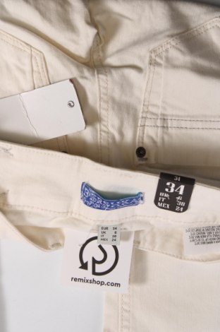 Damskie jeansy Bershka, Rozmiar XS, Kolor Biały, Cena 185,52 zł