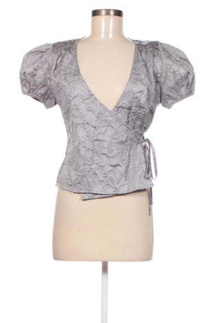 Дамска блуза NA-KD, Размер M, Цвят Сив, Цена 7,92 лв.