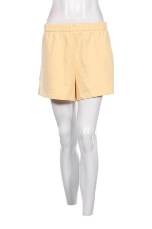 Γυναικείο κοντό παντελόνι Weekday, Μέγεθος L, Χρώμα Κίτρινο, Τιμή 5,05 €