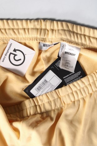 Pantaloni scurți de femei Weekday, Mărime L, Culoare Galben, Preț 92,11 Lei