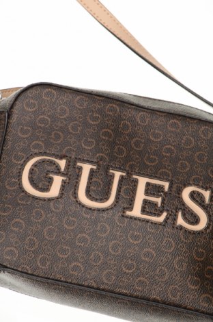 Дамска чанта Guess, Цвят Кафяв, Цена 225,79 лв.