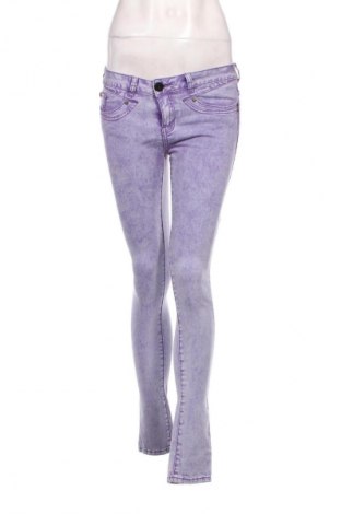 Damskie jeansy Crazy World, Rozmiar S, Kolor Fioletowy, Cena 16,99 zł