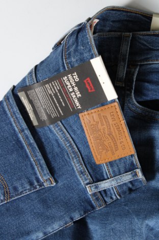 Дамски дънки Levi's, Размер L, Цвят Син, Цена 103,99 лв.