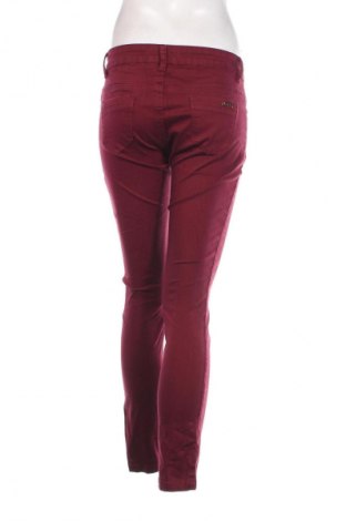 Damskie jeansy Norfy, Rozmiar M, Kolor Czerwony, Cena 37,99 zł