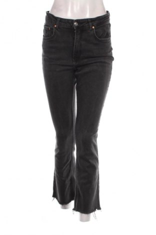 Damskie jeansy Perfect Jeans By Gina Tricot, Rozmiar M, Kolor Czarny, Cena 57,56 zł