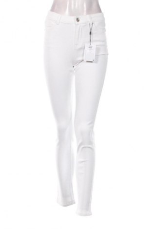 Damen Jeans Pieces, Größe S, Farbe Weiß, Preis 12,99 €