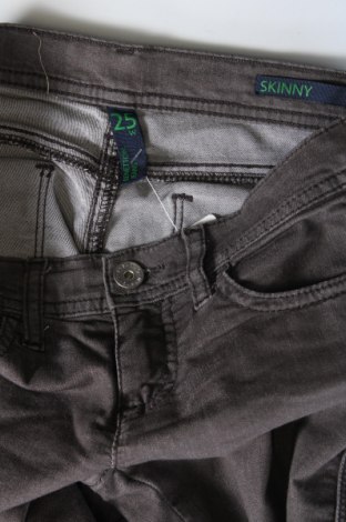 Damskie jeansy United Colors Of Benetton, Rozmiar XS, Kolor Szary, Cena 27,99 zł