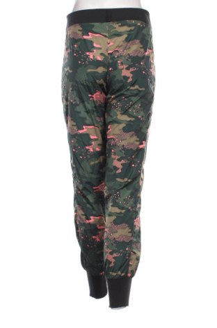 Pantaloni trening de femei Reebok, Mărime M, Culoare Multicolor, Preț 134,99 Lei