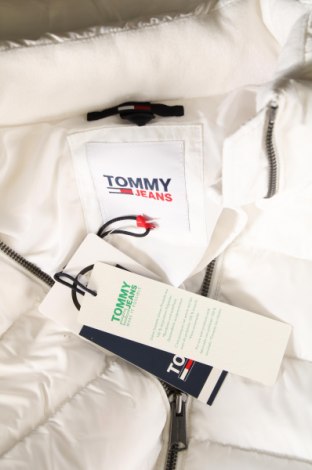 Γυναικείο μπουφάν Tommy Jeans, Μέγεθος L, Χρώμα Λευκό, Τιμή 148,49 €