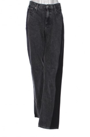 Дамски дънки Calvin Klein Jeans, Размер L, Цвят Черен, Цена 68,02 лв.