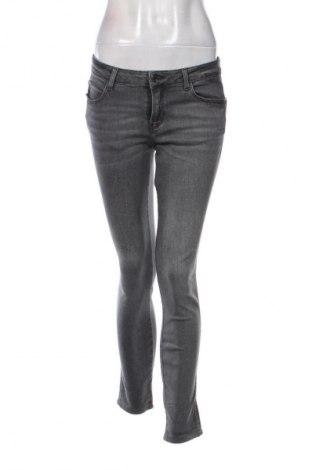 Дамски дънки Guess, Размер M, Цвят Сив, Цена 113,20 лв.