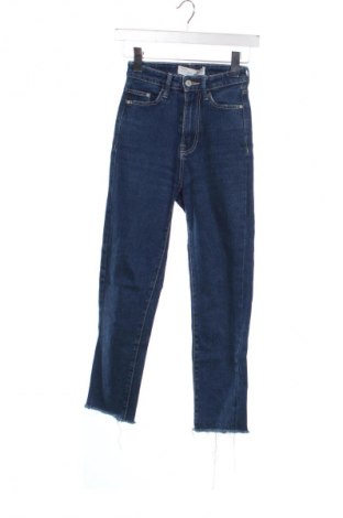 Damskie jeansy Stradivarius, Rozmiar XXS, Kolor Niebieski, Cena 66,67 zł