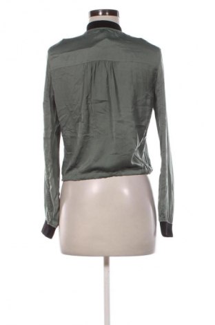 Geacă de femei Bershka, Mărime M, Culoare Verde, Preț 165,99 Lei