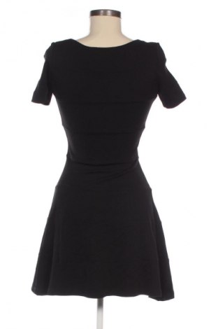 Рокля Guess By Marciano, Размер M, Цвят Черен, Цена 129,03 лв.