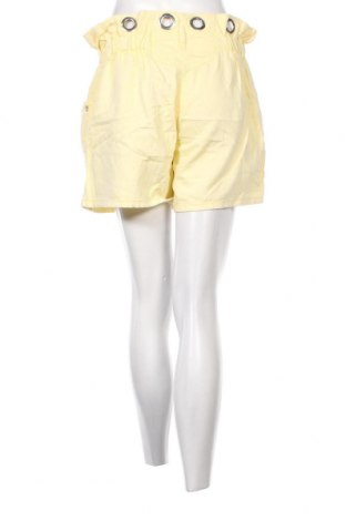 Дамски къс панталон Bik Bok, Размер L, Цвят Жълт, Цена 10,27 лв.