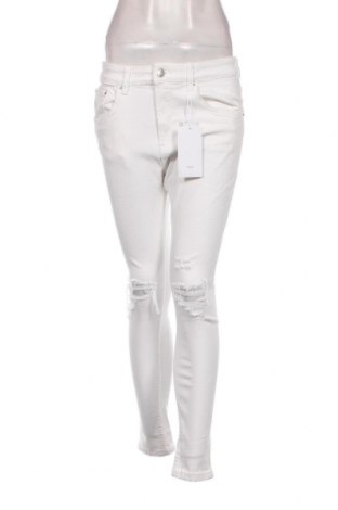 Дамски панталон Bershka, Размер M, Цвят Бял, Цена 46,00 лв.
