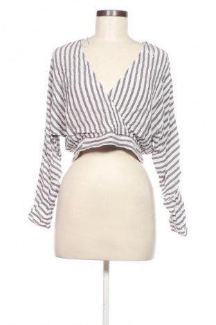 Damen Shirt Bershka, Größe M, Farbe Mehrfarbig, Preis 13,99 €