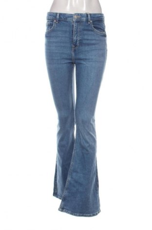 Blugi de femei Bershka, Mărime M, Culoare Albastru, Preț 100,99 Lei