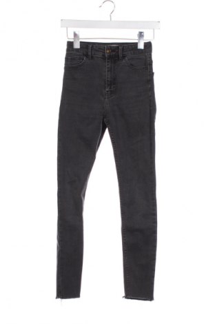 Damskie jeansy Bershka, Rozmiar XS, Kolor Szary, Cena 66,39 zł