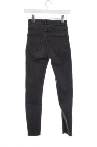 Damskie jeansy Bershka, Rozmiar XS, Kolor Szary, Cena 66,39 zł