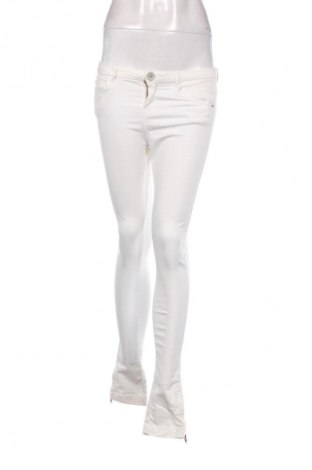 Damen Jeans Bershka, Größe M, Farbe Ecru, Preis 14,77 €
