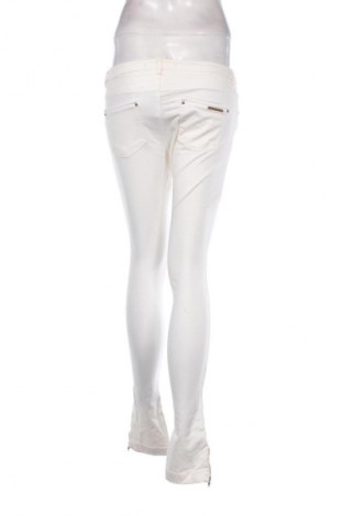 Damen Jeans Bershka, Größe M, Farbe Ecru, Preis 14,77 €