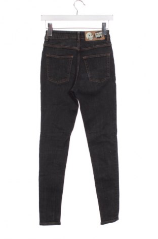 Дамски дънки Cheap Monday, Размер XXS, Цвят Сив, Цена 41,00 лв.