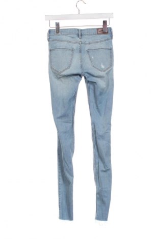 Damskie jeansy Hollister, Rozmiar XS, Kolor Niebieski, Cena 61,99 zł