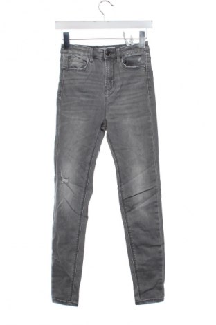 Дамски дънки Stradivarius, Размер XS, Цвят Сив, Цена 29,99 лв.