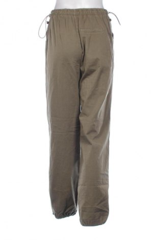 Pantaloni de femei Bershka, Mărime S, Culoare Verde, Preț 103,03 Lei