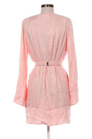 Рокля Guess By Marciano, Размер M, Цвят Розов, Цена 224,99 лв.
