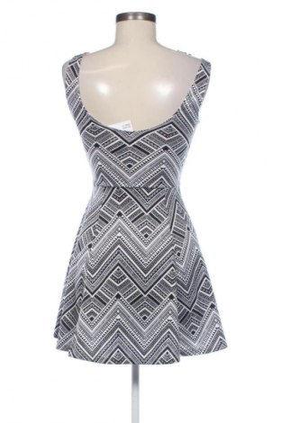 Рокля H&M Divided, Размер XS, Цвят Многоцветен, Цена 29,15 лв.