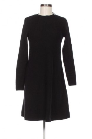 Рокля Vero Moda, Размер M, Цвят Черен, Цена 27,99 лв.