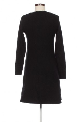 Рокля Vero Moda, Размер M, Цвят Черен, Цена 27,99 лв.