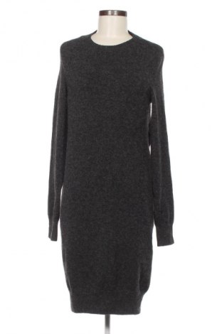 Рокля Vero Moda, Размер S, Цвят Сив, Цена 19,99 лв.