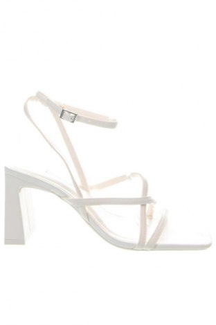 Sandalen Bershka, Größe 40, Farbe Weiß, Preis 17,99 €