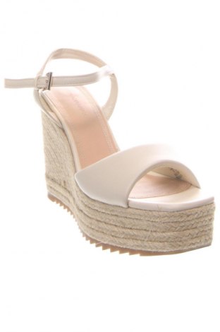 Sandalen Stradivarius, Größe 36, Farbe Ecru, Preis 31,68 €