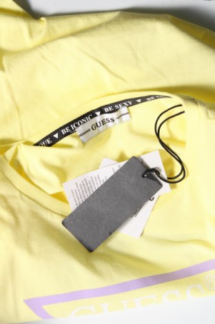 Дамска тениска Guess, Размер S, Цвят Жълт, Памук, Цена 67,00 лв.