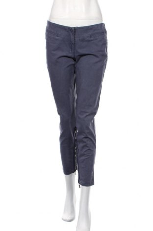 Дамски панталон Armani Jeans, Размер M, Цвят Син, 96% памук, 4% еластан, Цена 146,00 лв.
