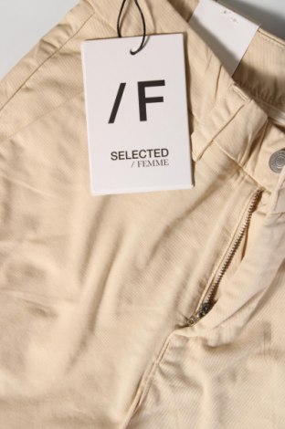 Γυναικείο κοντό παντελόνι Selected Femme, Μέγεθος S, Χρώμα  Μπέζ, Τιμή 42,27 €