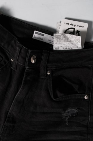 Damskie jeansy Bershka, Rozmiar XXS, Kolor Czarny, Cena 41,99 zł