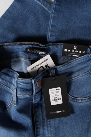 Damskie jeansy Fashion nova, Rozmiar XS, Kolor Niebieski, Cena 107,86 zł