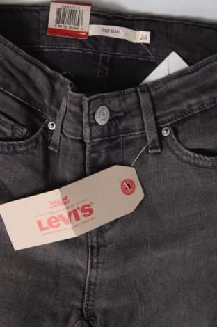 Дамски дънки Levi's, Размер XS, Цвят Кафяв, Цена 172,29 лв.