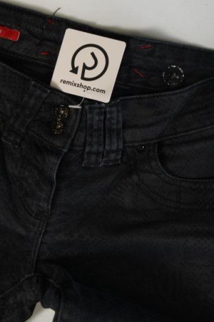 Damskie jeansy River Island, Rozmiar XS, Kolor Kolorowy, Cena 63,99 zł