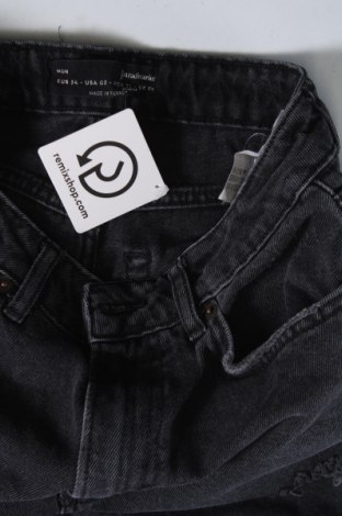 Damskie jeansy Stradivarius, Rozmiar XS, Kolor Szary, Cena 92,99 zł