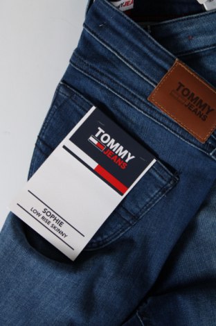 Дамски дънки Tommy Jeans, Размер M, Цвят Син, Цена 182,49 лв.