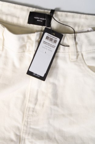 Pantaloni scurți de femei Vero Moda, Mărime L, Culoare Ecru, Preț 98,99 Lei