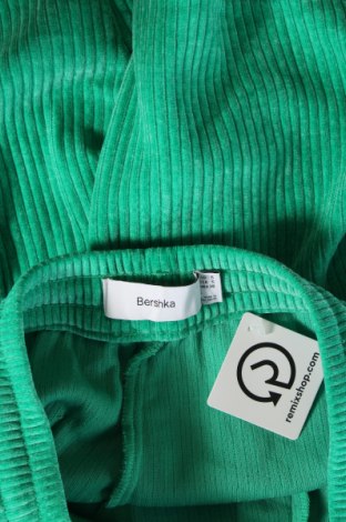 Pantaloni scurți de bărbați Bershka, Mărime S, Culoare Verde, Preț 82,49 Lei