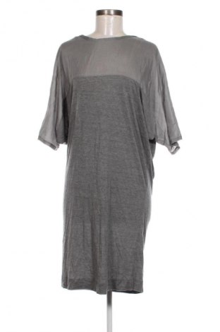 Kleid By Malene Birger, Größe M, Farbe Grau, Preis € 104,86