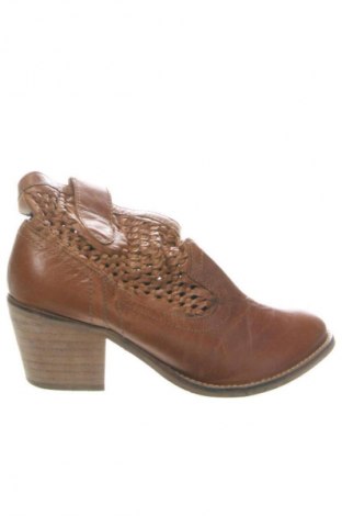 Дамски боти New Look, Размер 38, Цвят Кафяв, Цена 50,99 лв.